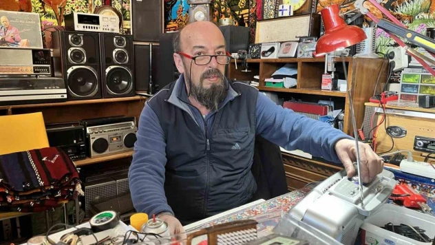 Bu radyo tamirhanesine giren zamanda yolculuğa çıkıyor