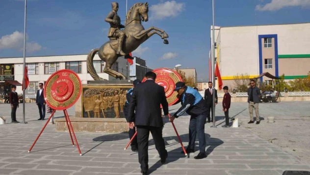 Bulanık'ta 29 Ekim Cumhuriyet bayramı çelenk koyma töreni yapıldı