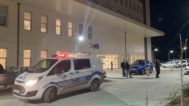 Burdur'da 18 yaşındaki genç yemek yaparken kendini bıçakla yaraladı