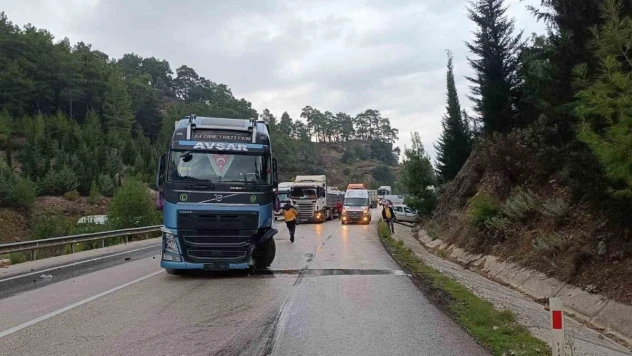 Burdur'da 2 otomobil ve tır çarpıştı: 1 yaralı