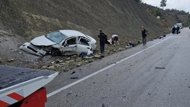 Burdur'da 3 araçlı zincirleme kaza: 5 yaralı