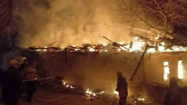 Burdur'da caminin malzeme deposu alevlere teslim oldu
