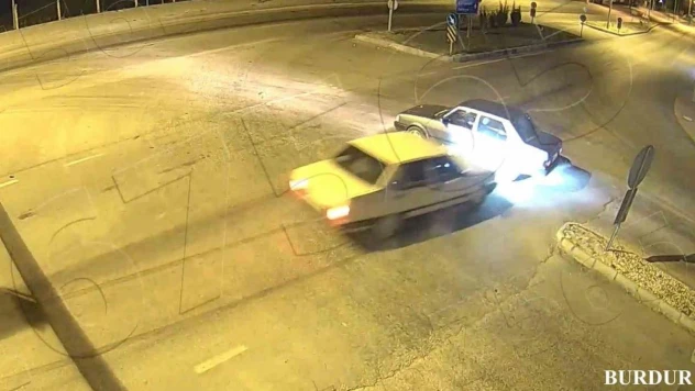 Burdur'da dikkatsizlik sonucu gerçekleşen kazalar KGYS kameralarına yansıdı