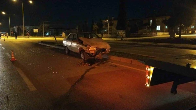 Burdur'da direksiyon hakimiyetini kaybeden alkollü sürücü refüje çarparak durabildi