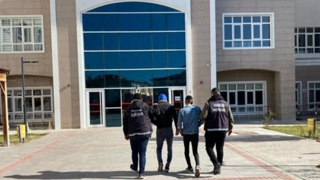 Burdur'da durdurulan araçta uyuşturucu çıktı, 2 şahıs tutuklandı