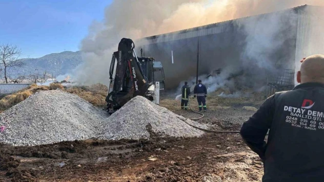 Burdur'da elektrik kaçağından çıkan yangında 15 ton saman balyası kül oldu