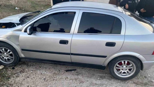 Burdur'da iki otomobil çarpıştı, 3 kişi yaralandı