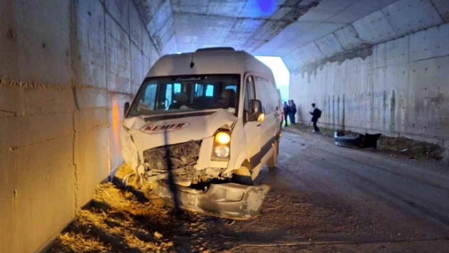Burdur'da öğrenci servisi ile otomobil çarpıştı 14 yaralı
