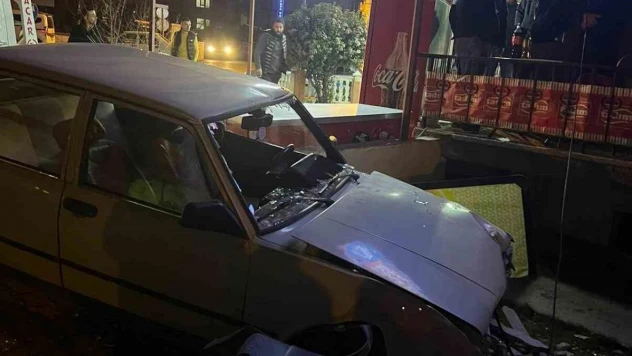 Burdur'da virajı alamayan otomobil bahçeye daldı