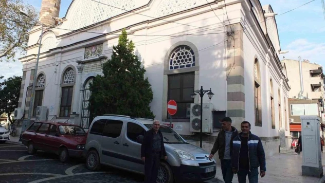 Burhaniye'de tarihi camiye hayırsever güzelliği