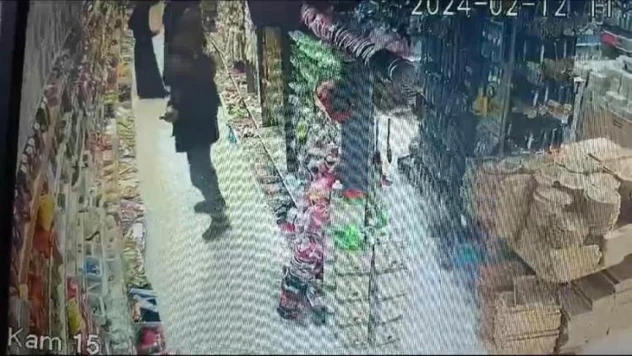 Bursa'da çaldığı ürünleri montuna saklayan hırsız kamerada
