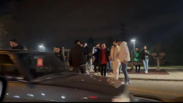 Bursa'da gençler yılbaşına şarkılar eşliğinde girdi