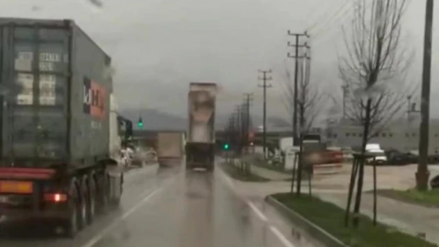 Bursa'da kamyon damperi açık şekilde seyretti, direği devirince durdu