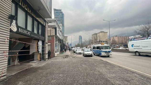 Bursa'da kontrolden çıkan otomobil dükkana girdi