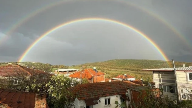 Bursa'da ortaya çıkan gökkuşağı mest etti