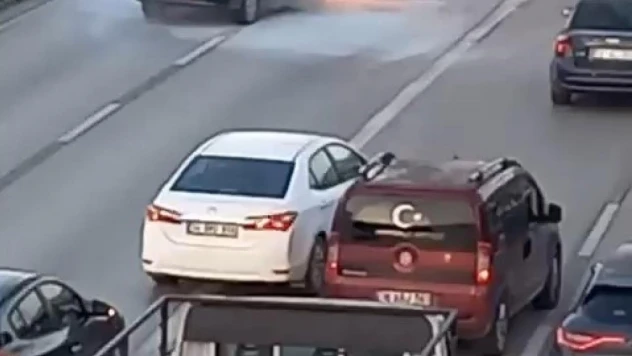 Bursa'da seyir halindeki otomobil alev alev yandı