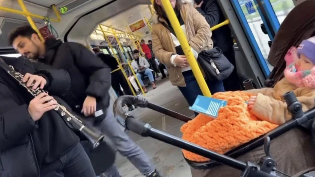 Bursa Metrosu'nda ağlayan bebeği klarnet ile uyuttular