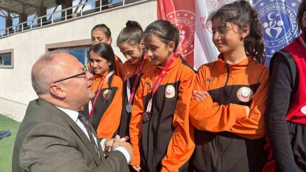 Büyük mücadelelere sahne olan atletizm müsabakaları tamamlandı