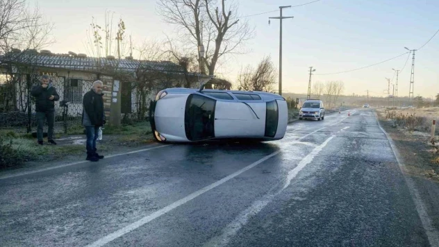 Büyükçekmece'de buzlanan yolda araç yan yattı