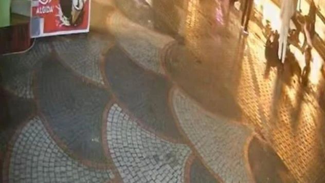 Büyükçekmece'de yaya geçidinde kadına önce motosiklet ardından araba vurdu