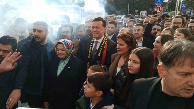 Büyükşehir Belediye Başkanı adayı Hatipoğlu, Eskişehir'de coşkuyla karşılandı