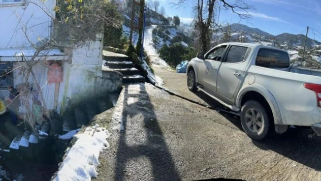 Büyükşehir ekipleri buzda kayarak ayağını kıran kadının yardımına koştu