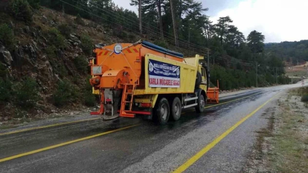 Büyükşehir ekipleri buzlanmaya karşı tuzlama çalışması yaptı
