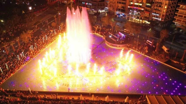 Büyükşehir'in 100. yıl lazer ışık gösterisi büyük beğeni topladı