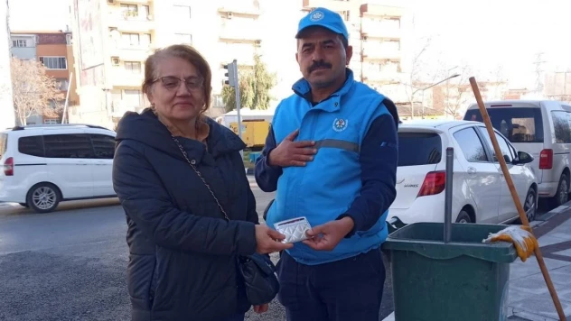 Büyükşehir personelinin duyarlı davranışıyla kayıp cüzdan sahibini buldu