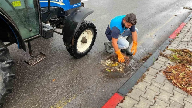 Büyükşehir ve MASKİ ekipleri, sağanak yağışa karşı sahada