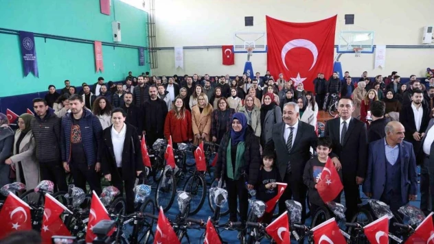 Büyükşehir, Yavuzeli ve Araban'daki öğretmenlere bisiklet dağıttı
