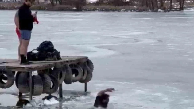 Buzlu gölette fotoğraf çektirirken, buz kırılınca kendini suda buldu