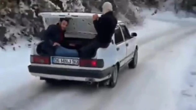 Buzlu yolda rampayı çıkamayan araçlar traktörle çekildi