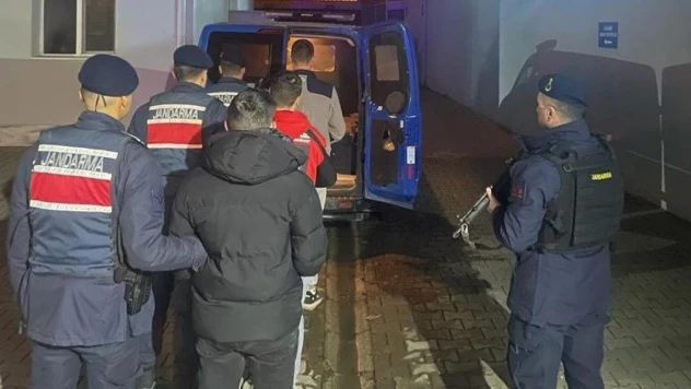 Çaldıkları kredi kartıyla alışveriş yapınca yakalandılar