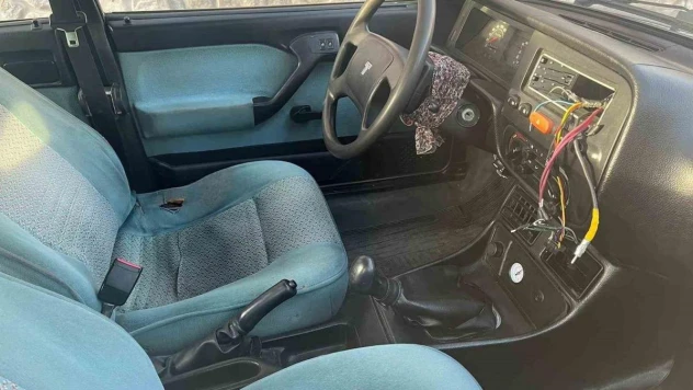 Camını kırdıkları otomobillerin teyplerini çaldılar