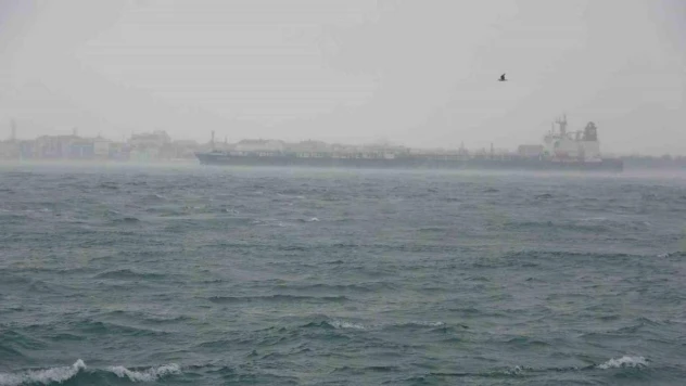 Çanakkale Boğazı kötü hava şartları ve akıntı nedeniyle transit gemi geçişlerine kapatıldı