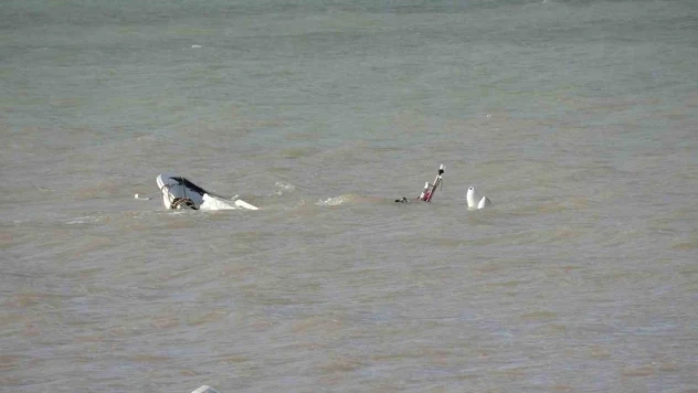 Çanakkale'de Dardanos sahilinde fırtına nedeniyle 3 tekne battı, iskele yıkıldı