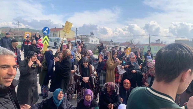 Çanakkale'de köylüler 1 kişinin öldüğü kazanın ardından yolu trafiğe kapattı