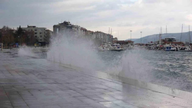 Çanakkale'de poyraz fırtınası nedeniyle oluşan dev dalgalar sahili dövdü