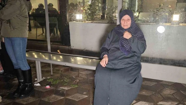 Çantasını durakta unuttu, çalındığını düşünen gözü yaşlı kadın gerçeği güvenlik kamerasını izleyince öğrendi