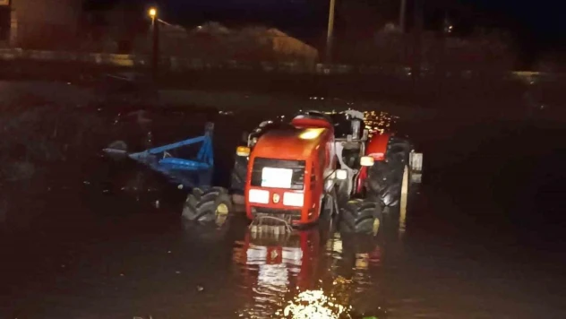 Çardak'ta sağanak yağış etkili oldu, bahçe ve tarlalar göle döndü