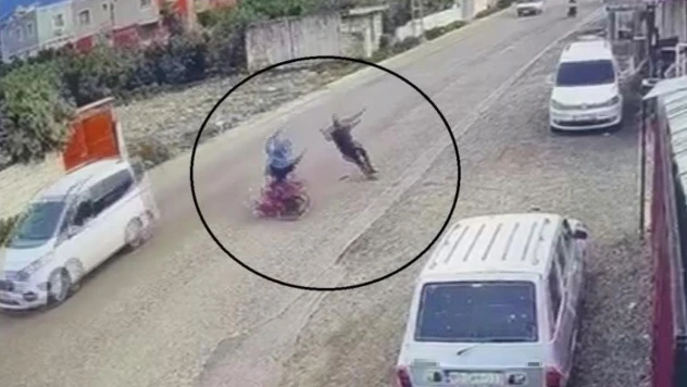 Çarpışmanın etkisiyle motosiklet sürücüsü ve yaya havaya uçtu