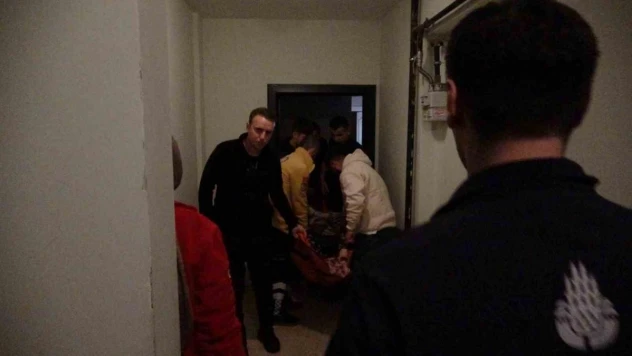 Çekmeköy'de evinde mahsur kalan 2 hasta kadın kurtarıldı