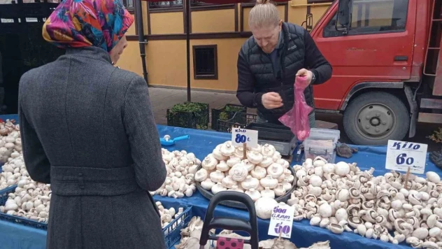 Çeşit çeşit mantarlar pazar tezgâhını beyaza bürüdü