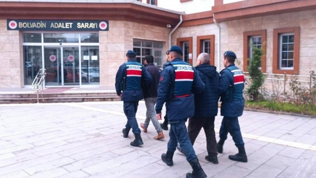 Çeşitli suçlardan aranan 2 şahsı jandarma yakaladı
