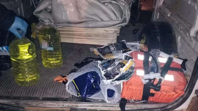 Çeşme'de 19 göçmen yakalandı, 4 insan kaçakçısı şüphelisi tutuklandı