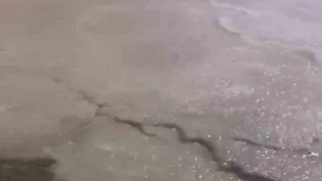 Çeşme'de sağanağın ardından dolu yağışı etkili oldu