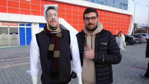 Cezası sebebiyle maça giremeyen antrenörden oyuncularına cansız mankenli motivasyon