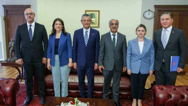 CHP lideri Özel, DEM heyetini kabul etti