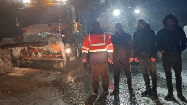 Dağlıca yolu çığa teslim oldu: Araçtakiler zorlu operasyonla kurtarıldı